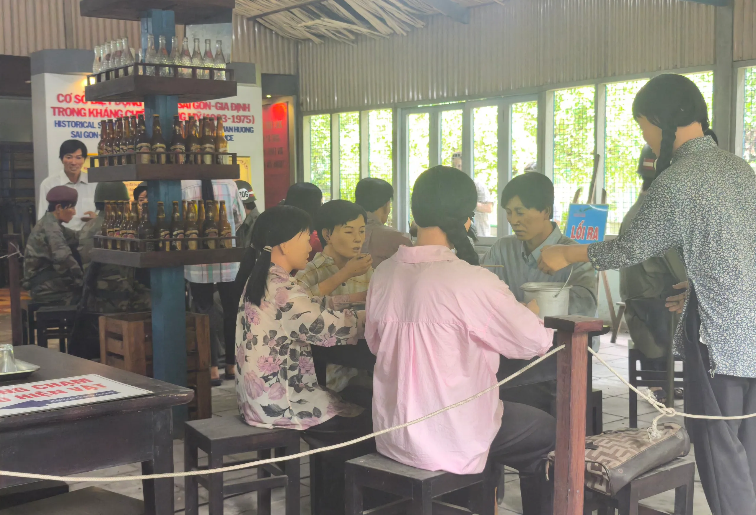 Những dấu tích lịch sử giữa lòng thành phố hiện đại - Ảnh 2.