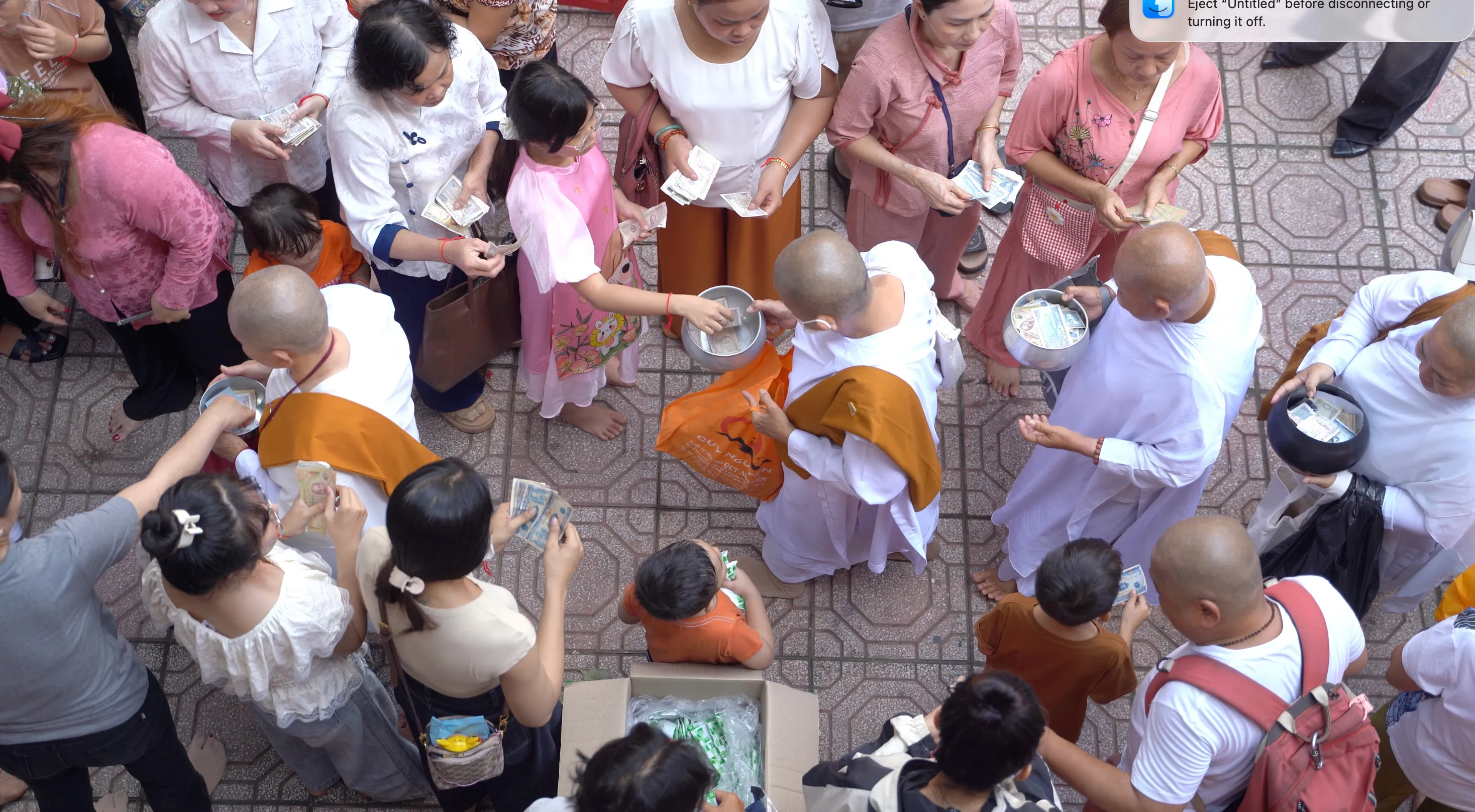 Người dân phật tử cúng dường Bát hội cho Tăng, ni