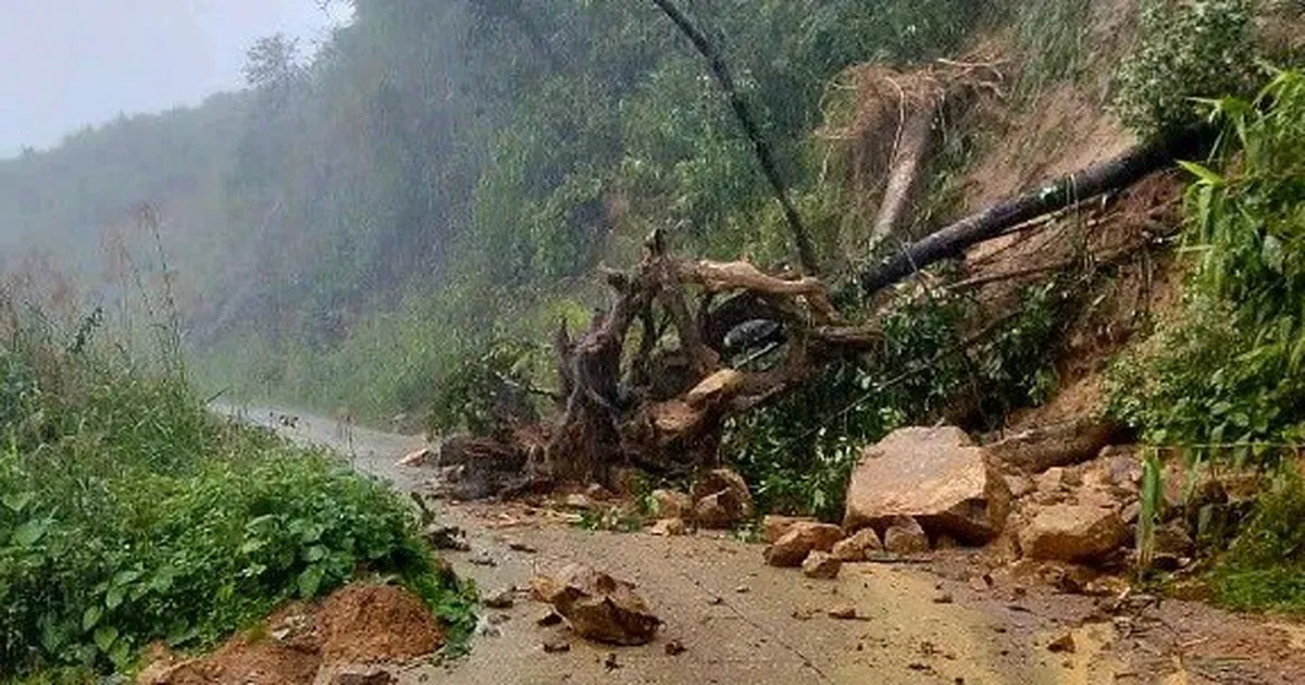 Sạt lở đất đá ở Nam Trà My, Đà Nẵng, đường vào khu dân cư tê liệt
