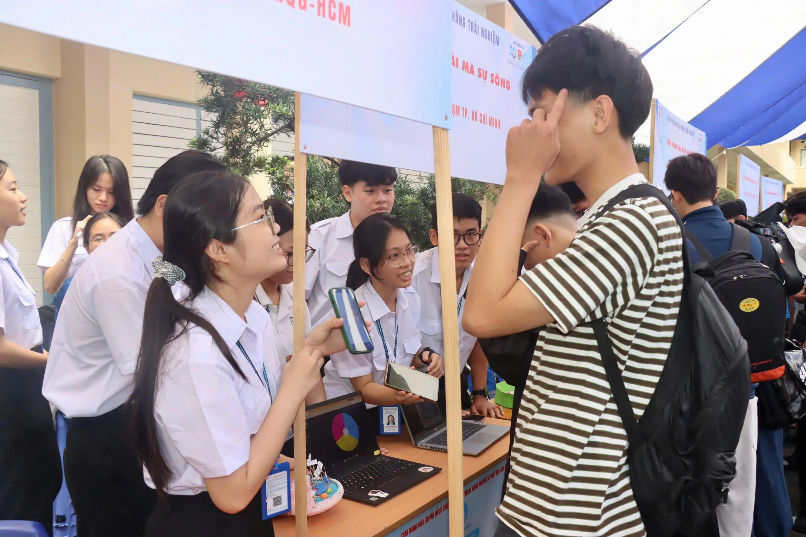 Sinh viên tham quan và tìm hiểu các gian hàng tại tuần lễ sinh viên thành phố vươn mình thờ đại số - Ảnh Bá Nam
