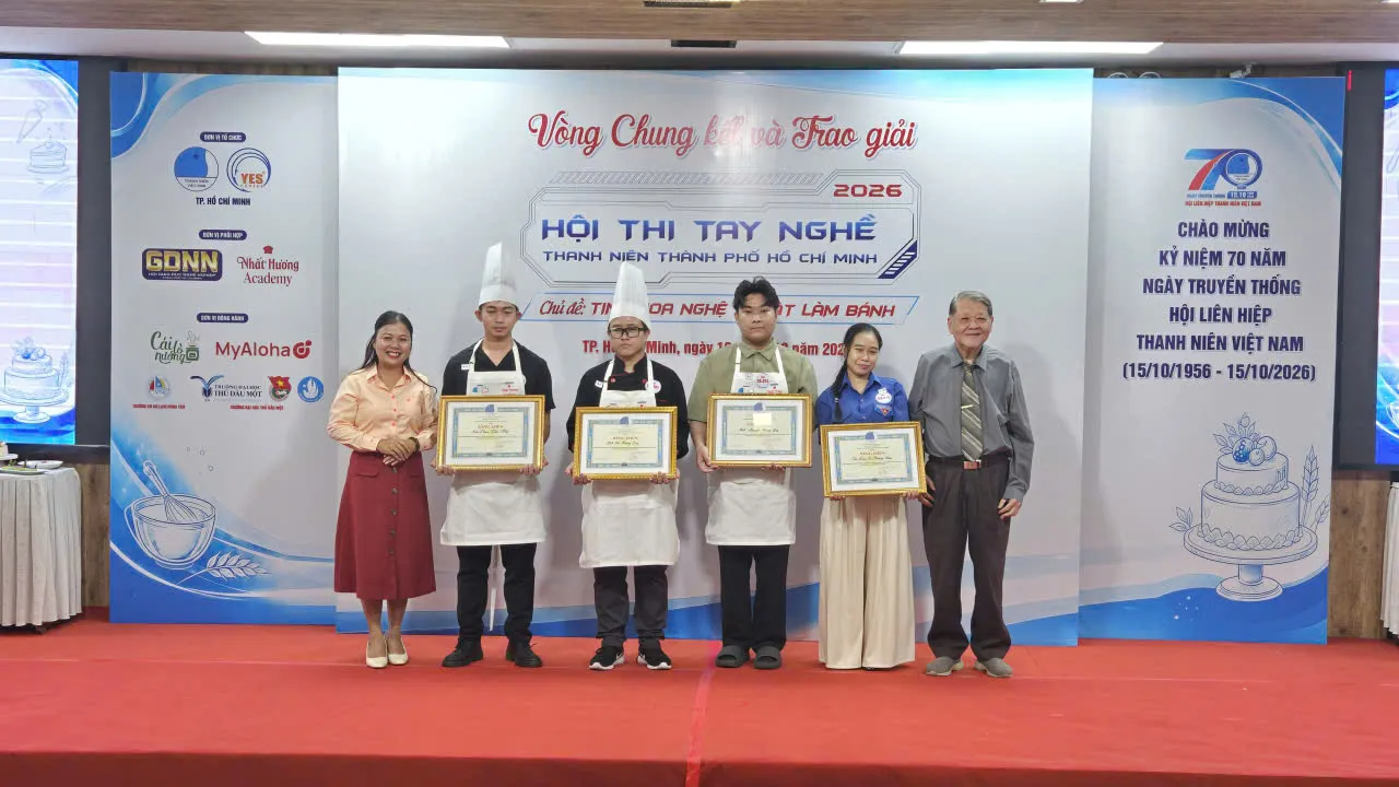 Trao giải khuyến khích cho 4 thí sinh của 2 bảng A và B - Ảnh Bá Nam