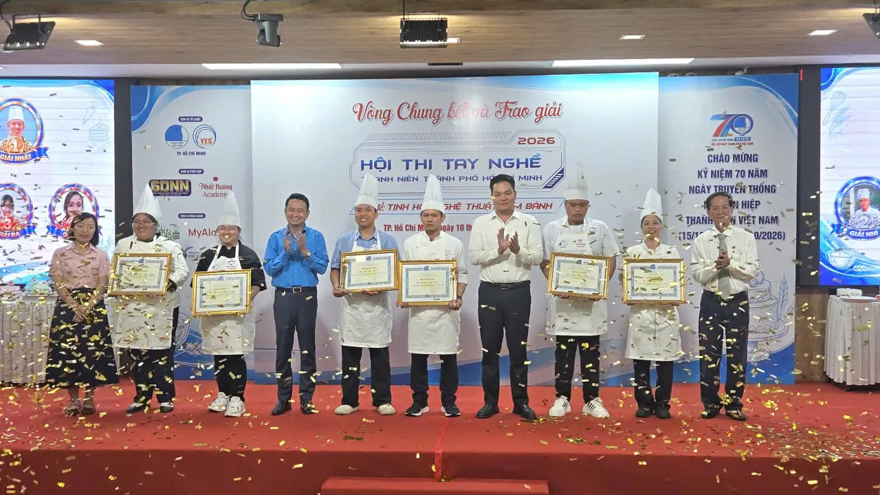 Trao giải Nhất, Nhì, Ba cho thí sinh của Bảng A và B hội thi làm bánh - Ảnh Bá Nam