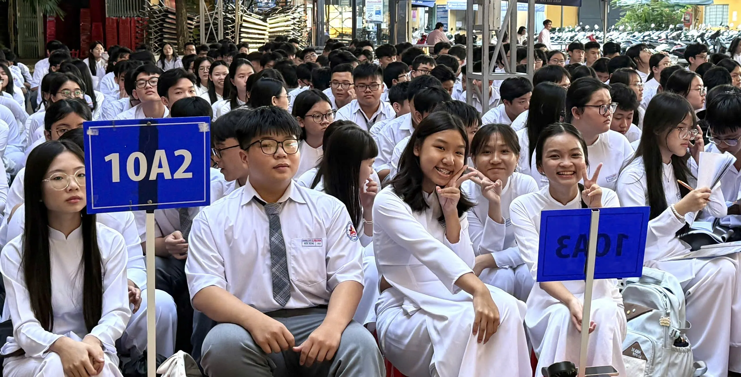 Các em học sinh theo dõi phiên tòa giả định