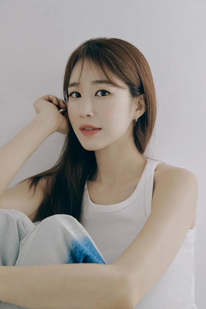 actress-yoo-in-na-caught-the-eye-with-her-colorful-charm-yg-entertainment-the-agency-relea