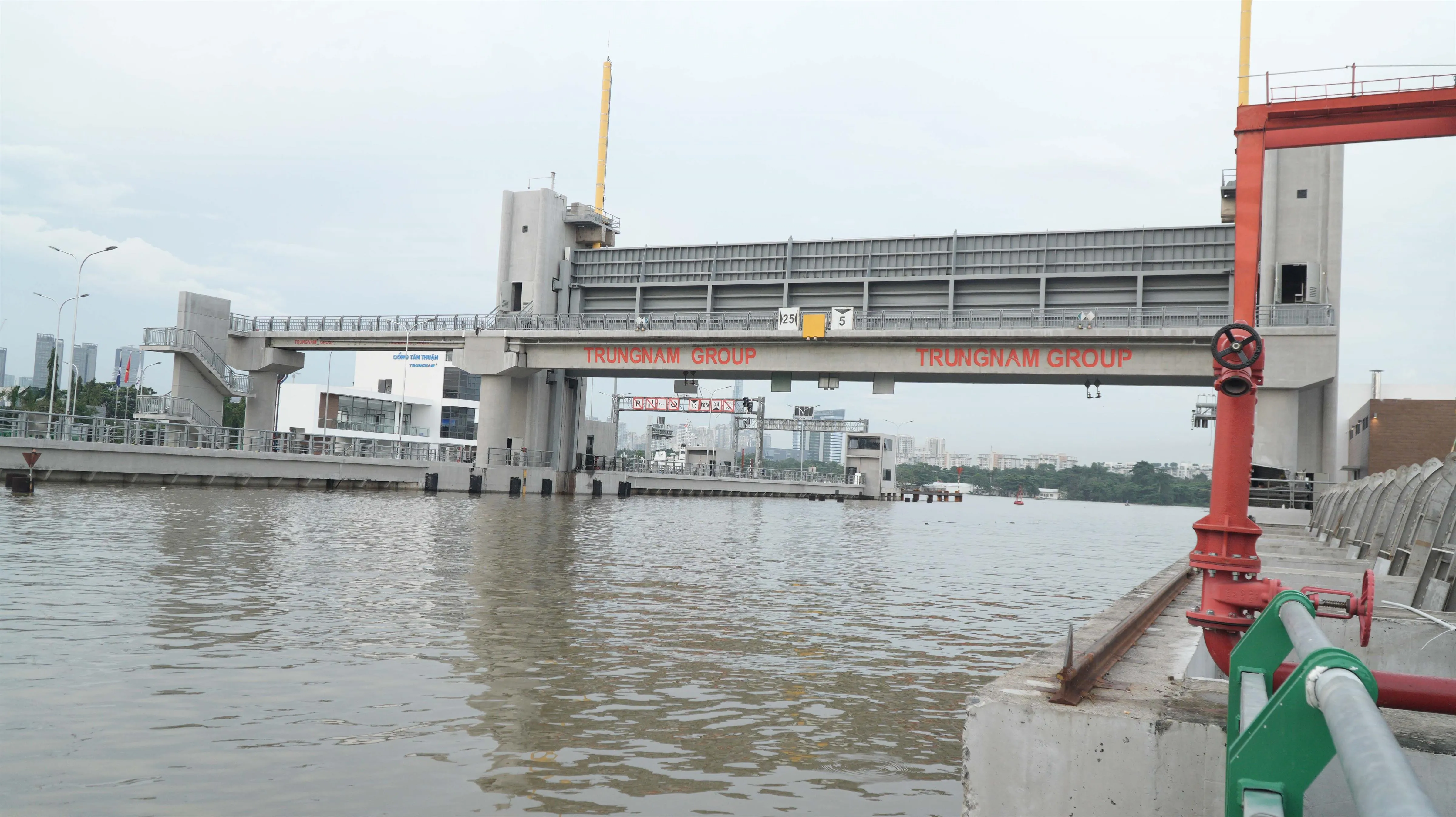 Cống ngăn triều Tân Thuận