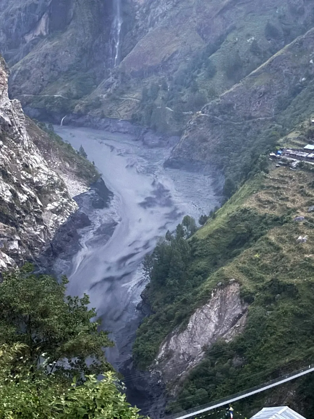 Mực nước sông Budhi Gandaki ở miền Trung Nepal dâng cao (Ảnh: AP)