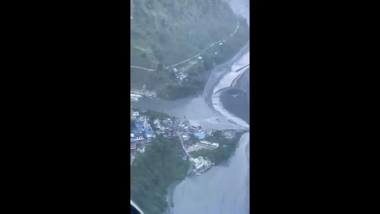 Các khu dân cư nằm dọc khu vực sông Budhi Gandaki bị lũ quét cuốn trôi và làm hư hại (Ảnh: AP)