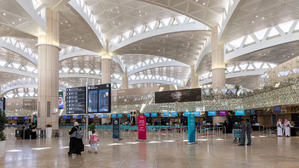 12 người chết, hơn 300 người bị thương sau vụ tấn công sân bay quốc tế King Khalid tại Ả Rập Xê Út - Ảnh 3.