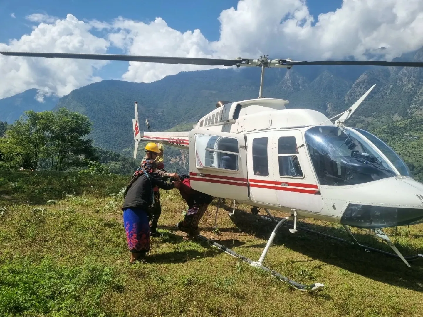 Lực lượng chức năng Nepal sơ tán người dân trong vùng ảnh hưởng của lũ bằng trực thăng (Ảnh: AP)