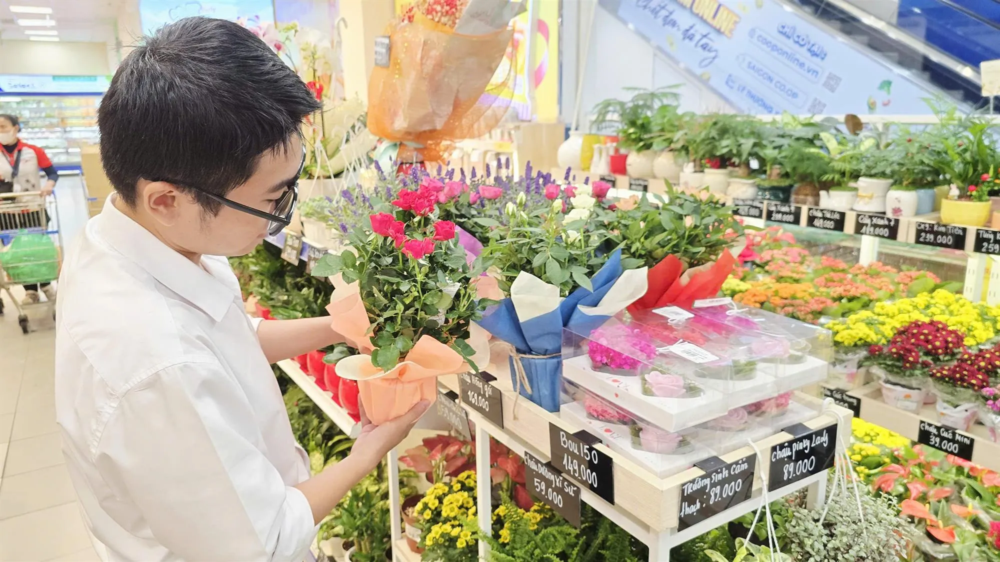 Khách hàng nam chọn mua hoa tại quầy Đà Lạt Hasfarm  làm quà tặng cho 1 nửa yêu thương