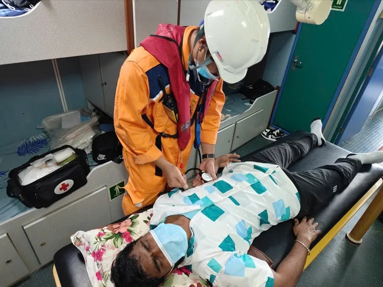Lực lượng chuyên ngành tìm kiếm cứu nạn hàng hải tiếp nhận và sơ cấp cứu nạn nhân trên biển