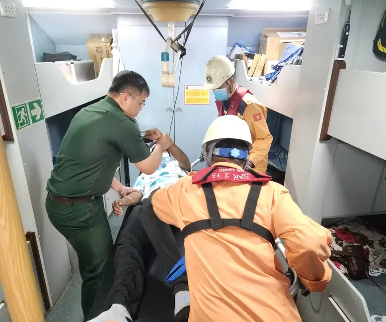 Lực lượng chuyên ngành tìm kiếm cứu nạn hàng hải tiếp nhận và sơ cấp cứu nạn nhân trên biển