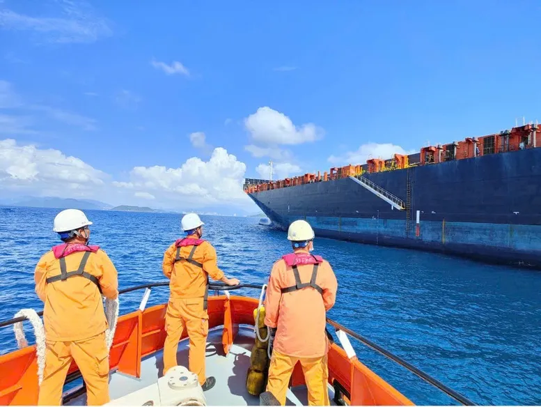 Tàu SAR 273 tiếp cận tàu RAMHAN
