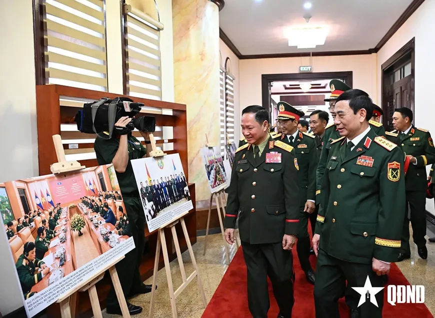 Đại tướng Phan Văn Giang và Đại tướng Khamliang Outhakaysone tham quan các hình ảnh về quan hệ Việt Nam - Lào - Ảnh: Trọng Hải - QĐND