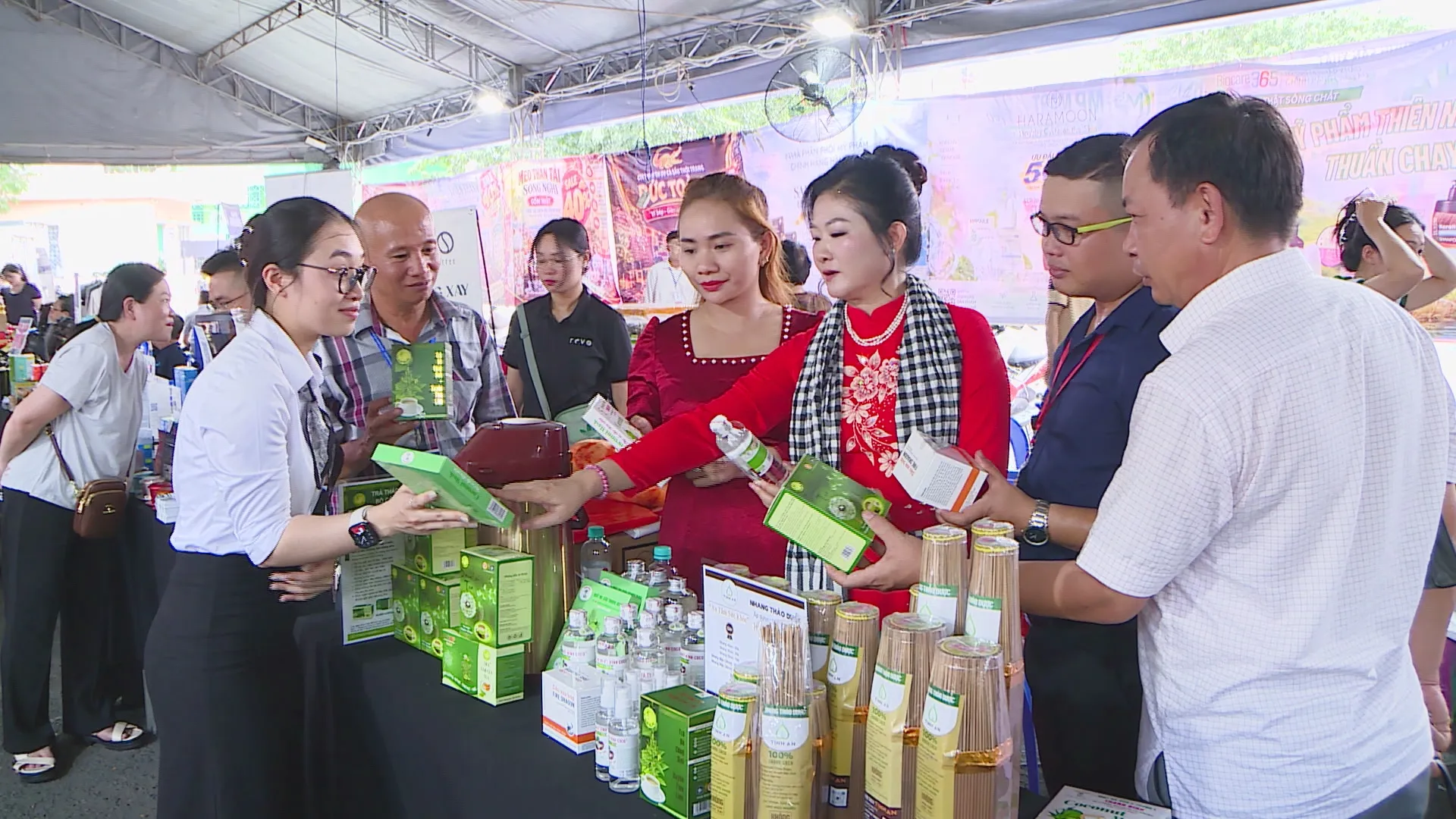 Không chủ quan với khối u| Thời sự trưa HTV ngày 13/10/2026 - Ảnh 3. Nhiều chương trình đặc sắc tại ngày hội kết nối giao thương phường Nhiêu Lộc