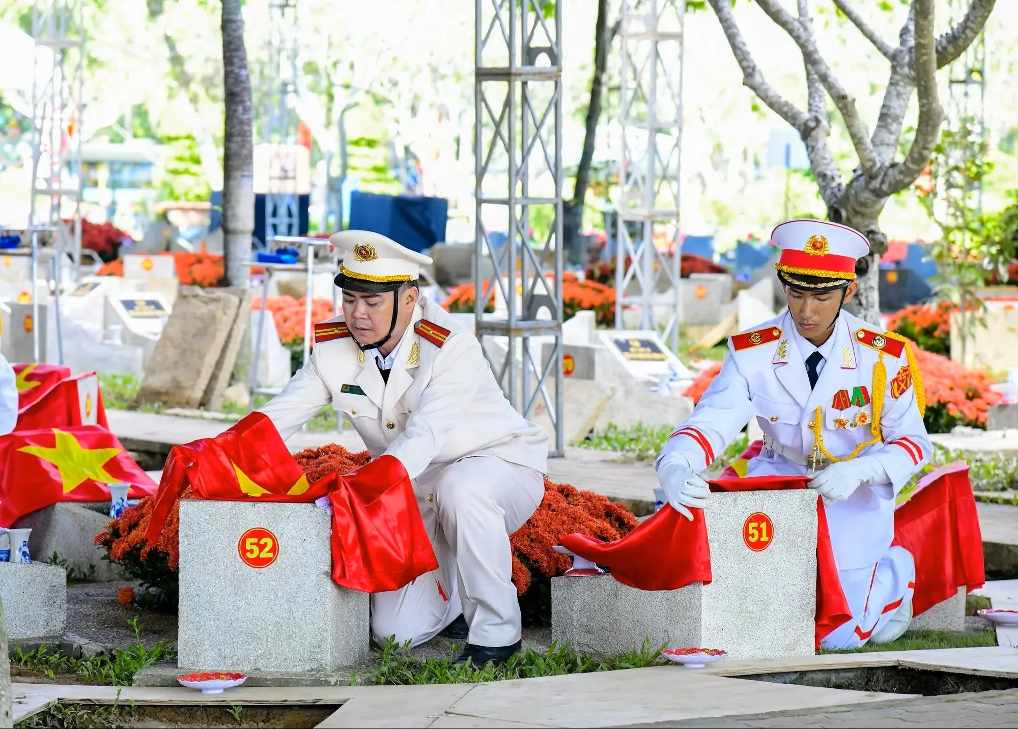 Số lượng hài cốt liệt sĩ thực hiện an táng là 731 bộ hài cốt liệt sĩ (gồm 698 bộ hài cốt liệt sĩ riêng lẻ và 1 bộ hài cốt tập thể gồm 33 hài cốt liệt sĩ - Ảnh: SGGP