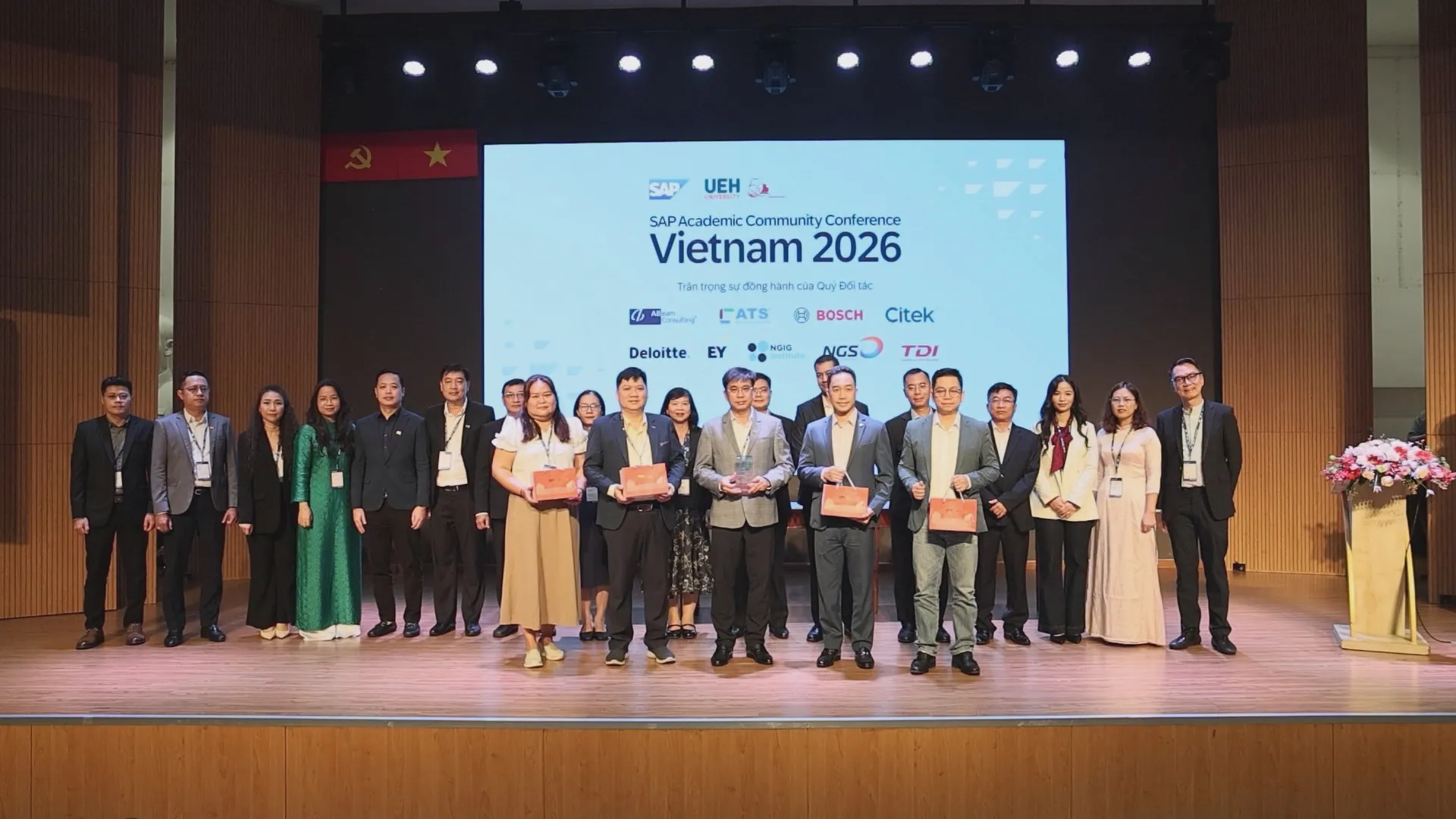 Đại diện các doanh nghiệp công nghệ cùng đông đảo sinh viên tham dự hội nghị định hướng ứng dụng A.I. và chuyển đổi doanh nghiệp