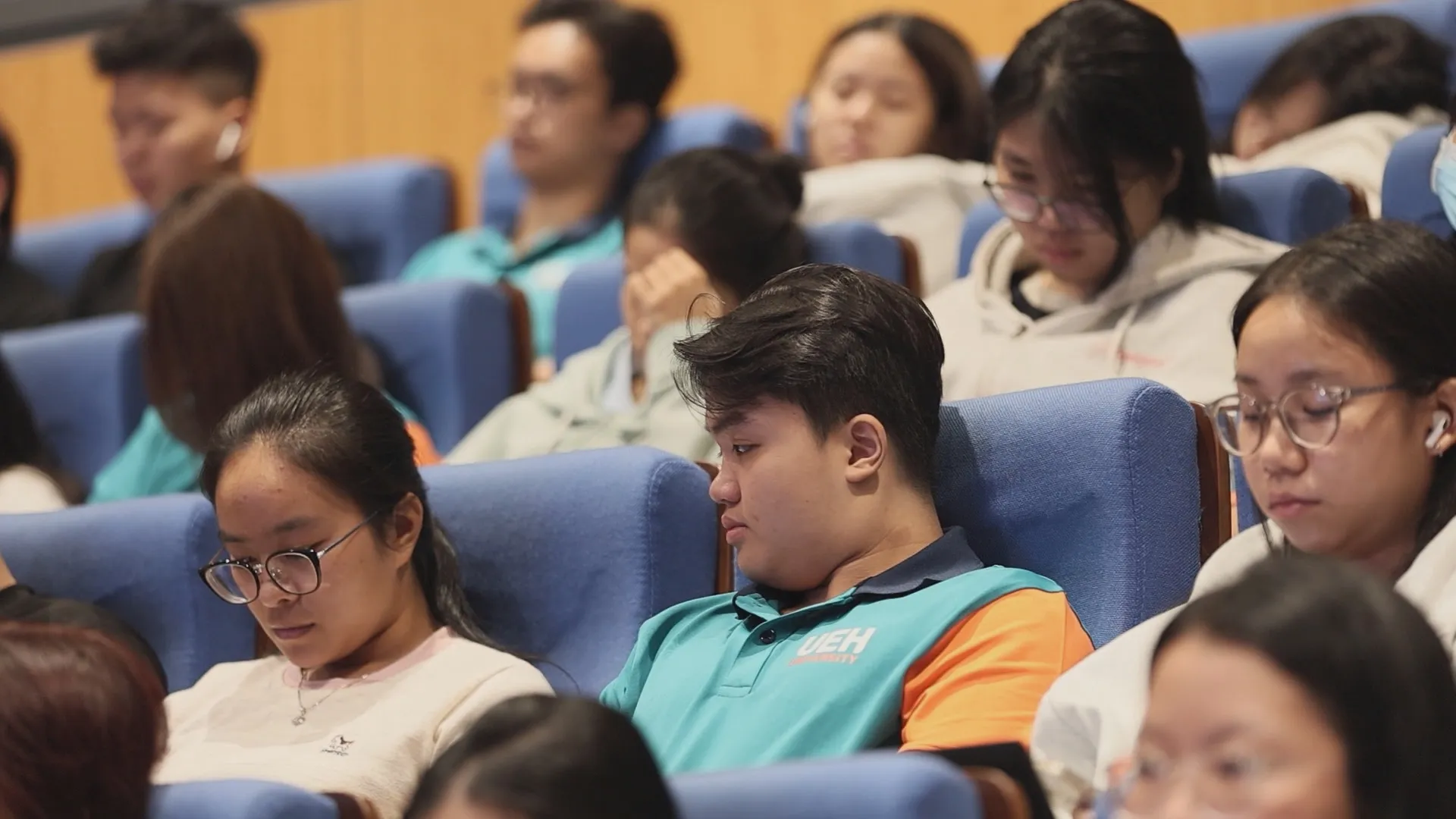 Đại diện các doanh nghiệp công nghệ cùng đông đảo sinh viên tham dự hội nghị định hướng ứng dụng A.I. và chuyển đổi doanh nghiệp