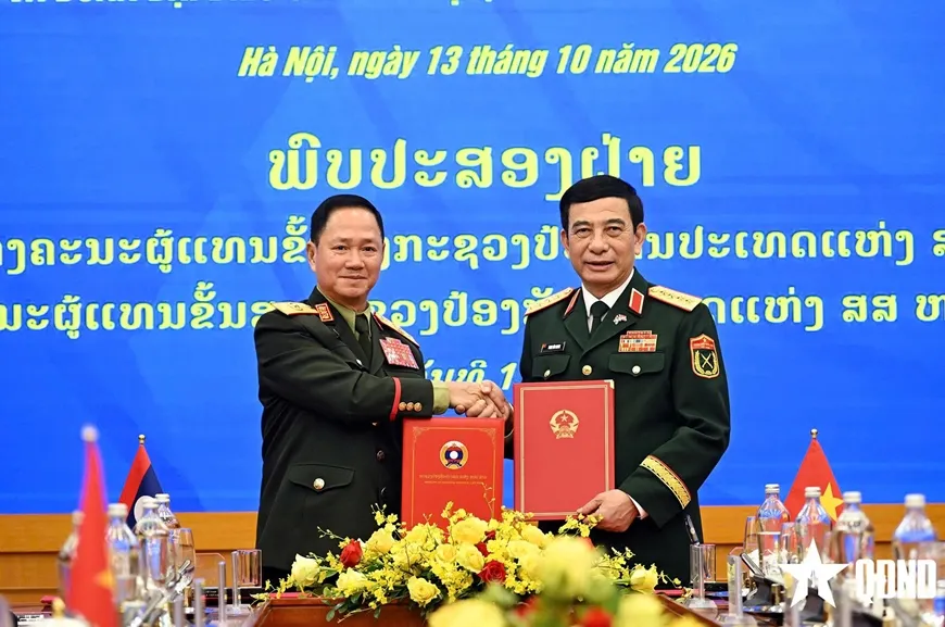 Đại tướng Phan Văn Giang và Đại tướng Khamliang Outhakaysone ký kế hoạch hợp tác quốc phòng Việt Nam - Lào năm 2027 - Ảnh: Trọng Hải - QĐND