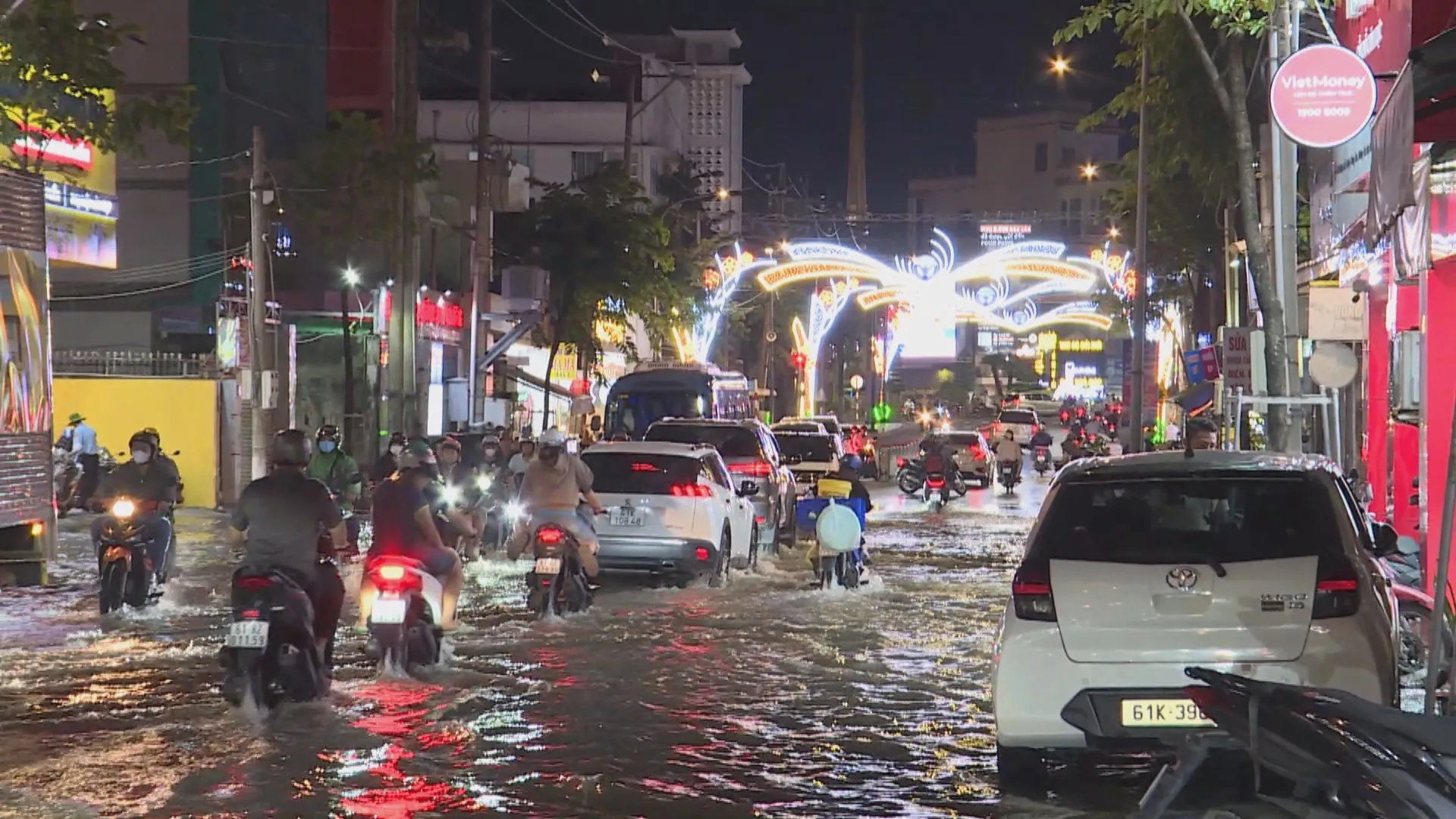 TP. Hồ Chí Minh: Triều cường gây ngập nhiều tuyến đường tại phường Thủ Dầu Một | 60 Giây Sáng ngày 13/10/2026 - Ảnh 1.