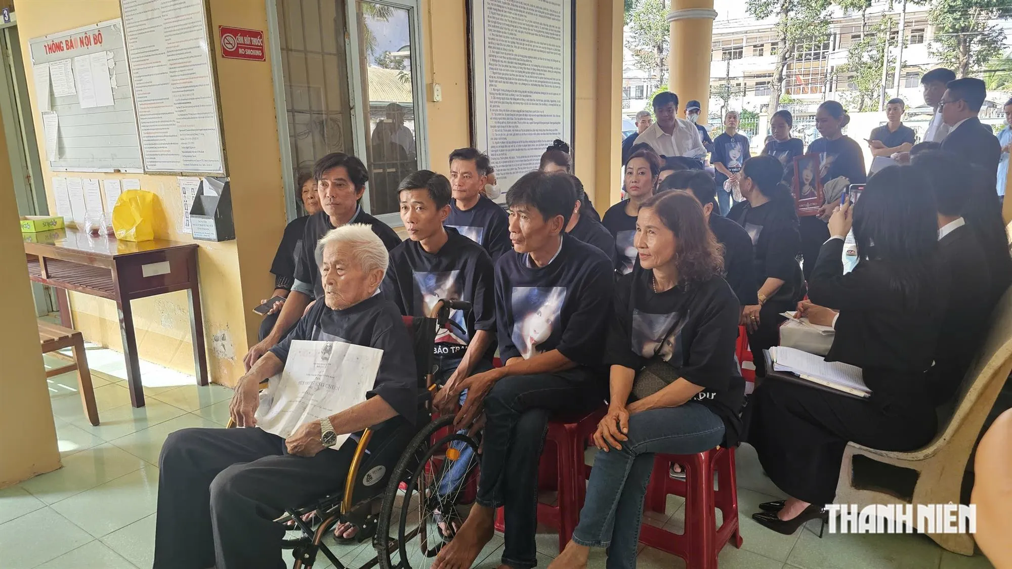 Người thân của bé Tr. được bố trí ghế ngồi ngoài phòng xét xử để theo dõi phiên tòa - Ảnh: Nam Long - Thanh Niên