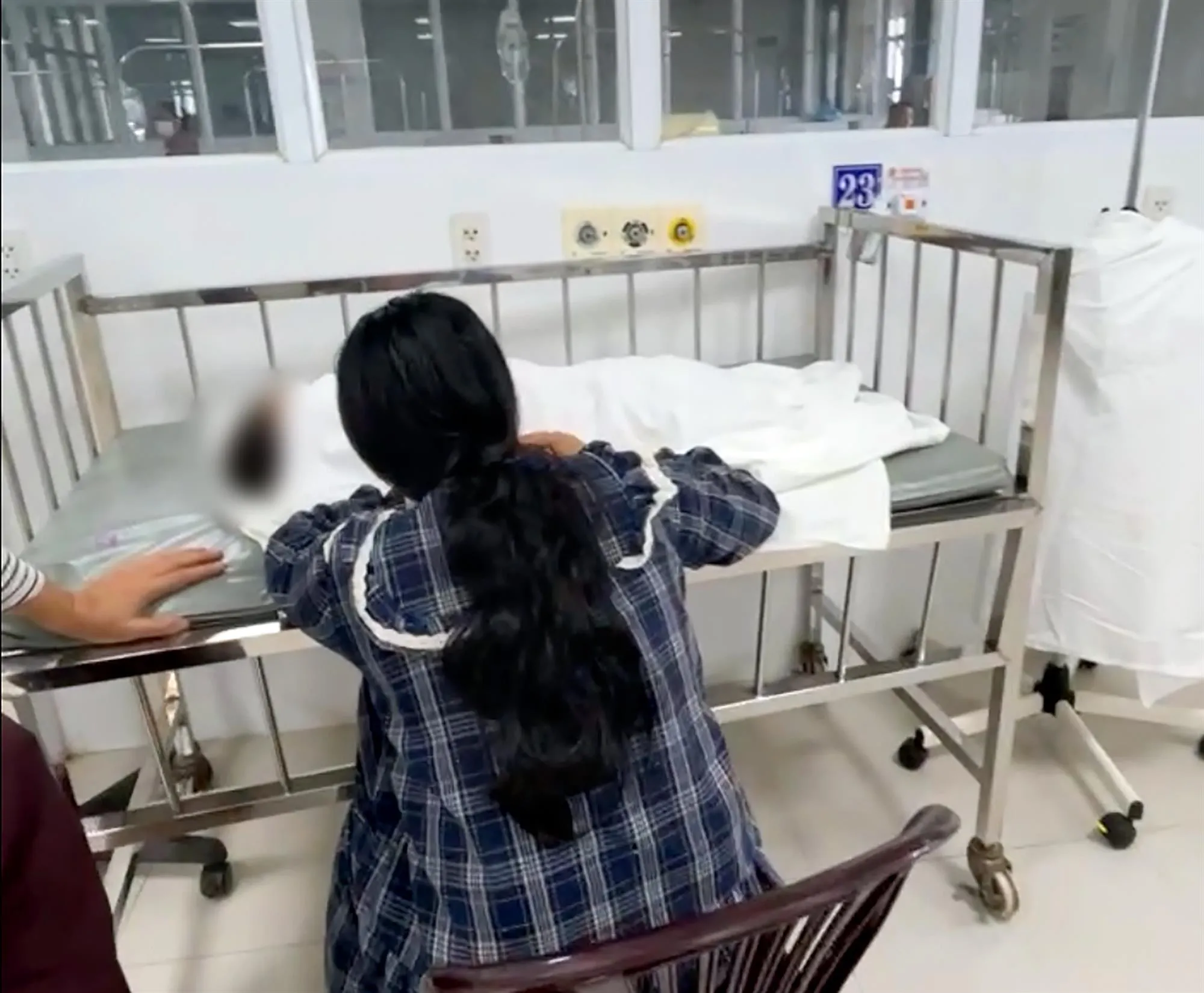 Người thân đau buồn trước cái chết đột ngột của bé gái T.N.T.D. (3 tuổi), trú phường Hoài Nhơn, Gia Lai - Ảnh: M.D - TTO