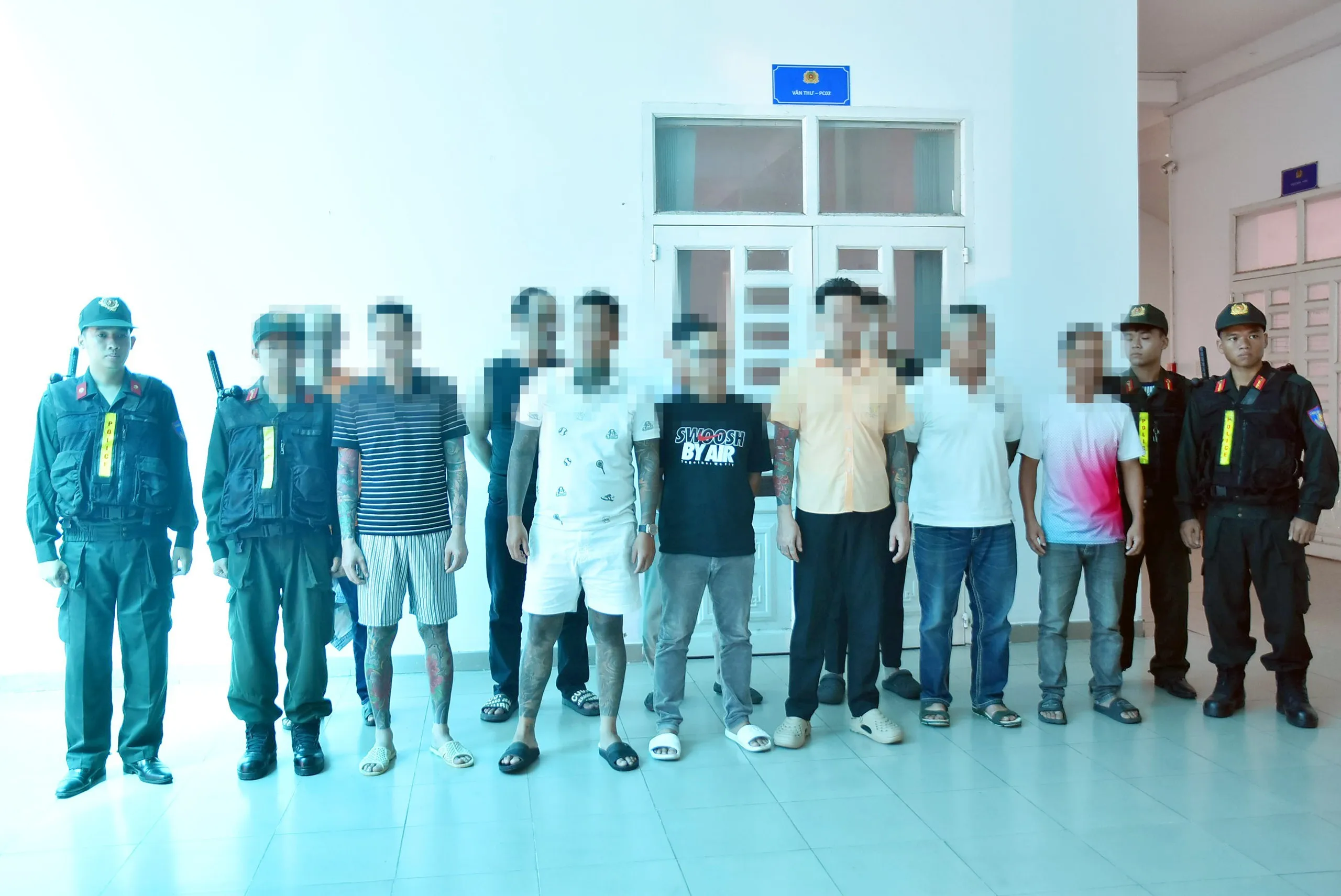 Công an TP. Đồng Nai vừa bắt giữ 11 người trong nhóm sản xuất, phát tán phim về "giang hồ mạng" đăng tải lên mạng xã hội - Ảnh: A Lộc - TTO