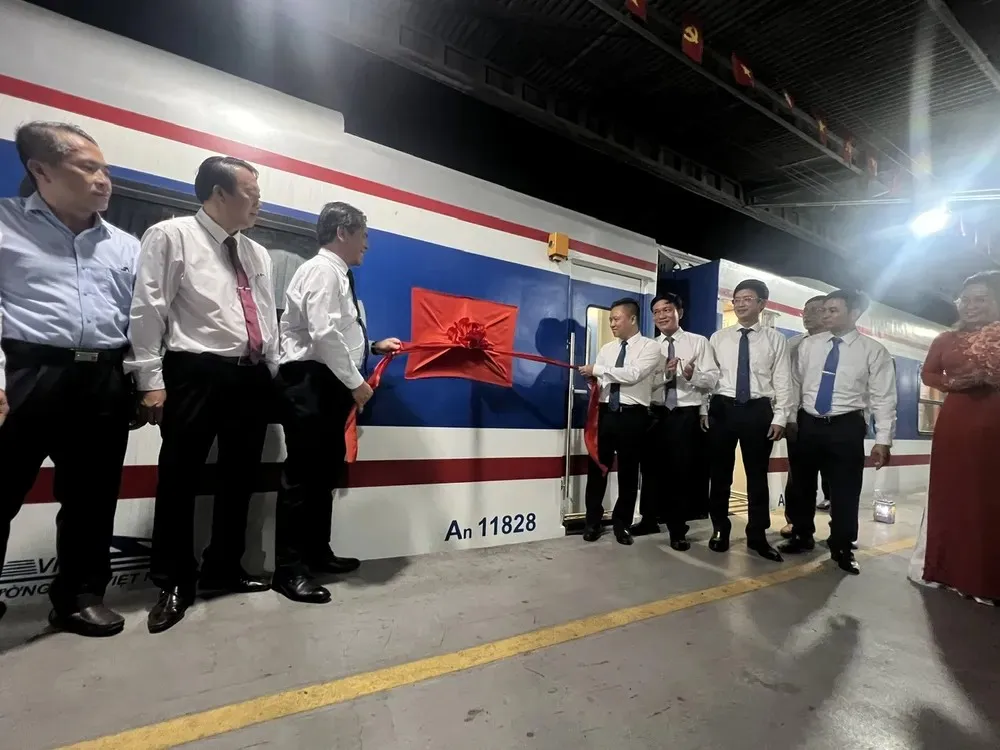 Đoàn tàu là công trình chào mừng kỷ niệm 145 năm ngành đường sắt Việt Nam - Ảnh: Quốc Hùng - SGGP