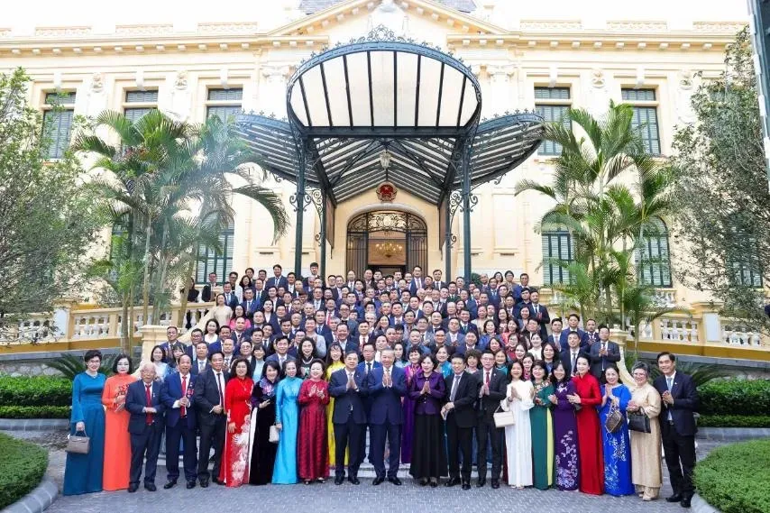ảnh_Viber_2026-10-13_08-00-38-190.jpg Tổng Bí thư, Chủ tịch nước Tô Lâm chụp hình lưu niệm với các doanh nhân - Ảnh: TTXVN