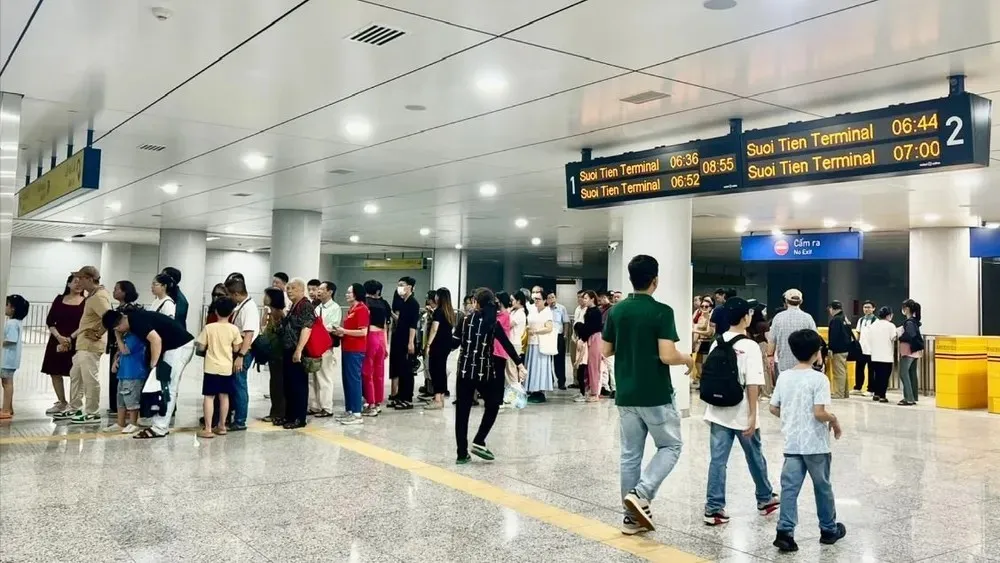 Hành khách xếp hàng mua vé metro - Ảnh: Quốc Hùng - SGGP