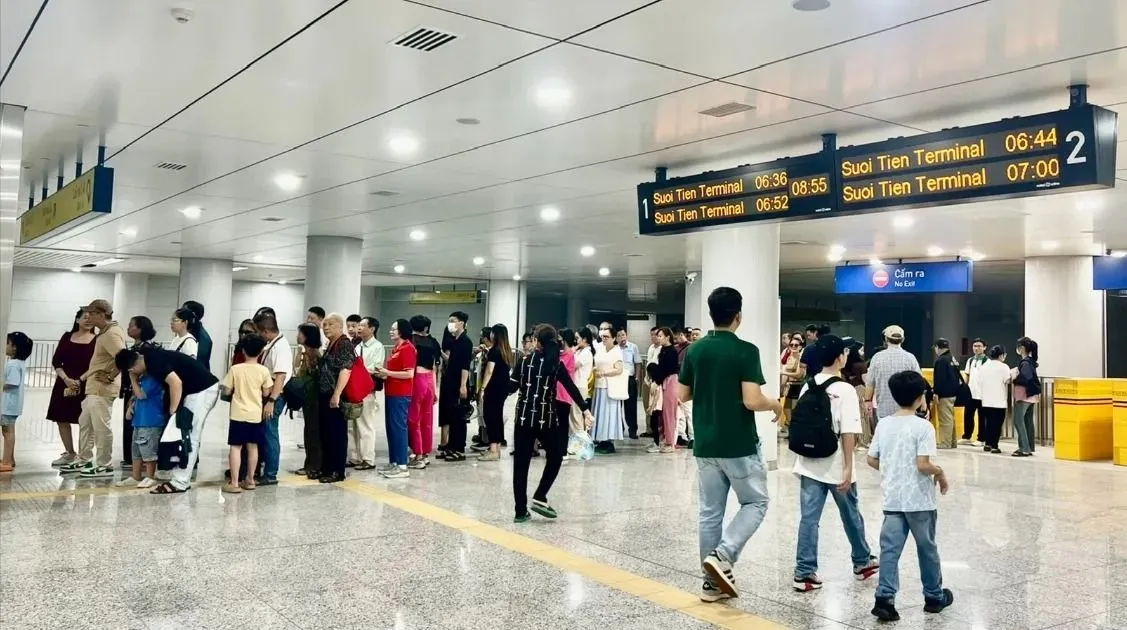 Từ ngày 15/10, có thể mua vé Metro số 1 qua VNeID