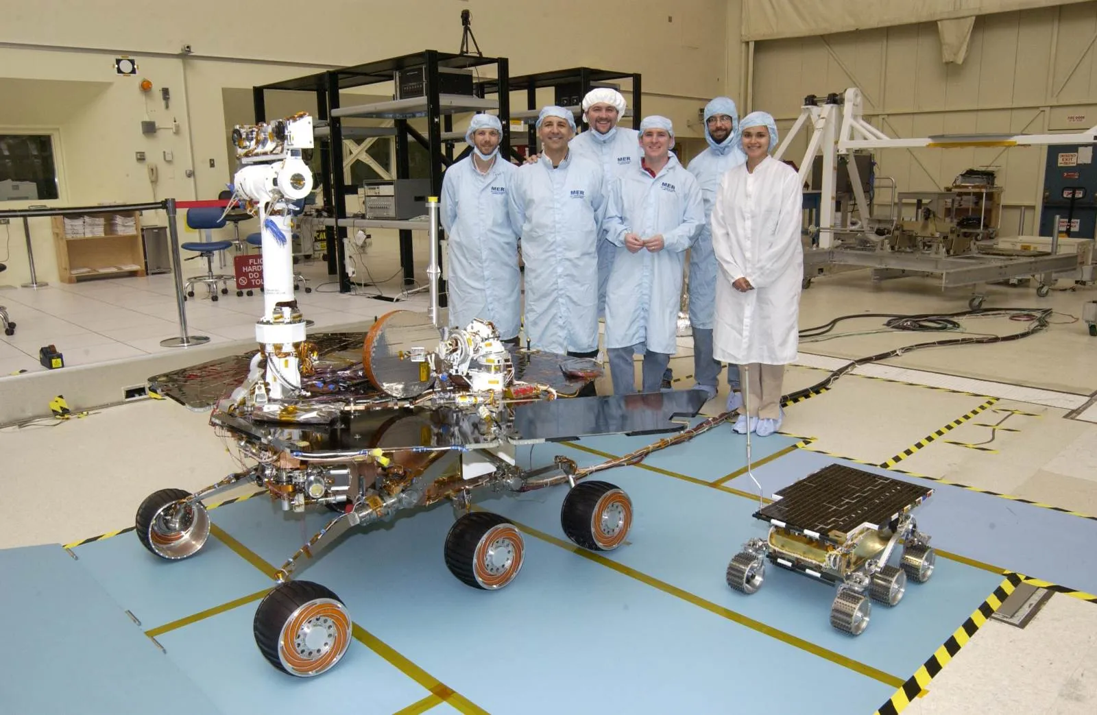 Xe Opportunity cùng các thành viên chương trình tại Phòng thí nghiệm Sức đẩy Phản lực (JPL)