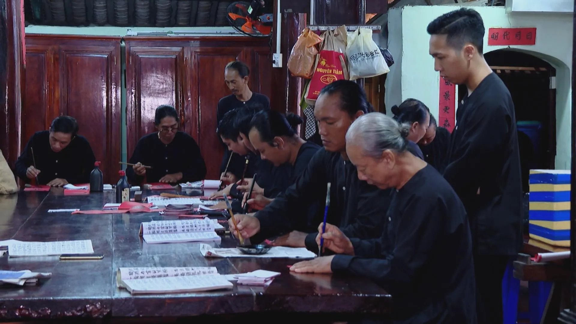 Tục viết liễn Nhà Lớn Long Sơn TP. Hồ Chí Minh: Bảo tồn nét đẹp trăm năm dịp lễ Trùng Cửu - Ảnh 6.