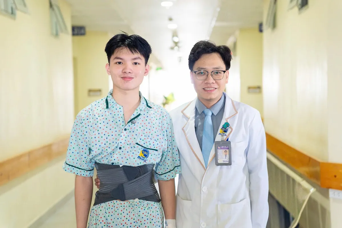 BÁC SĨ VÀ BỆNH NHÂN NGÀY XUẤT VIỆN