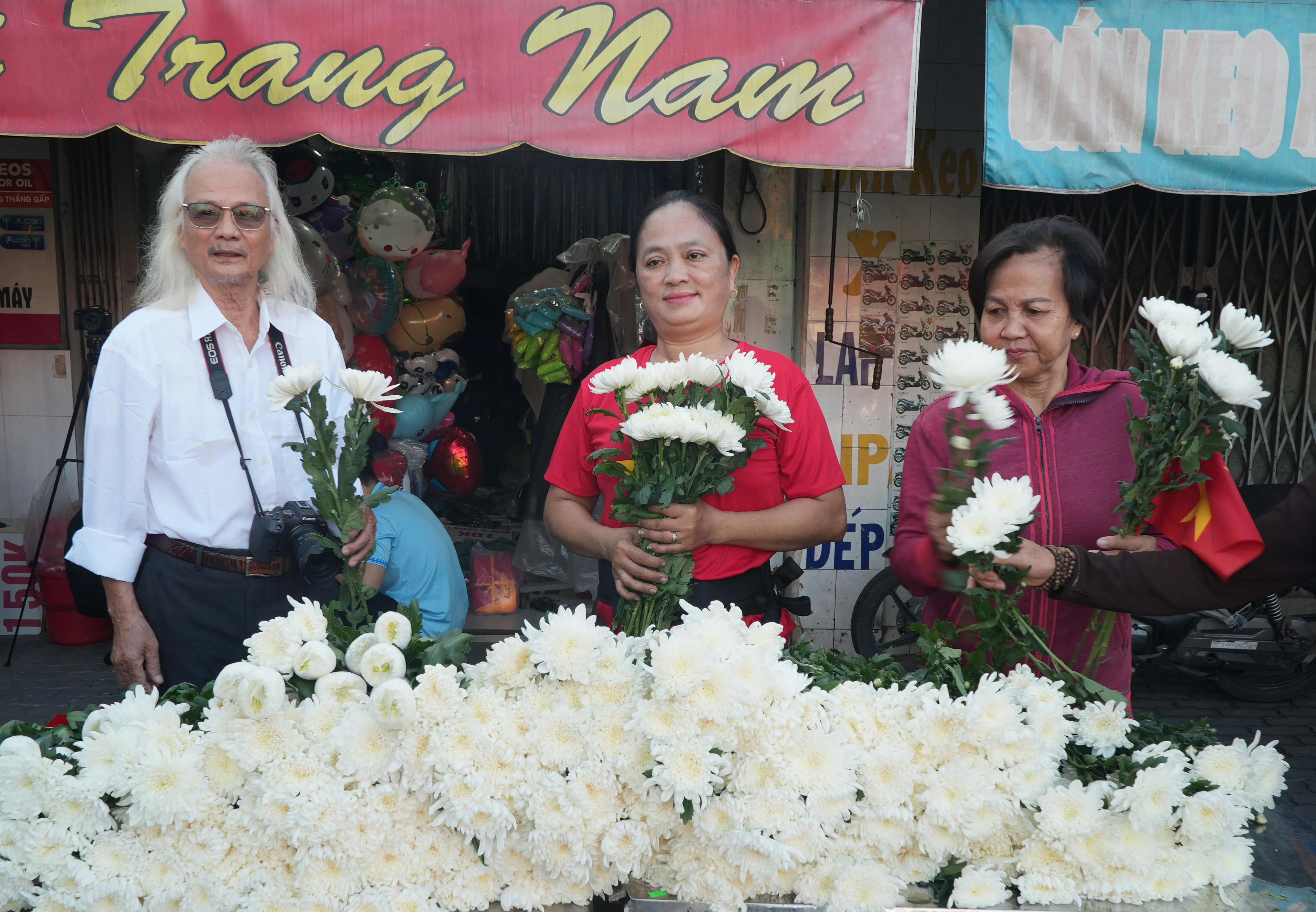 Chị tặng hoa