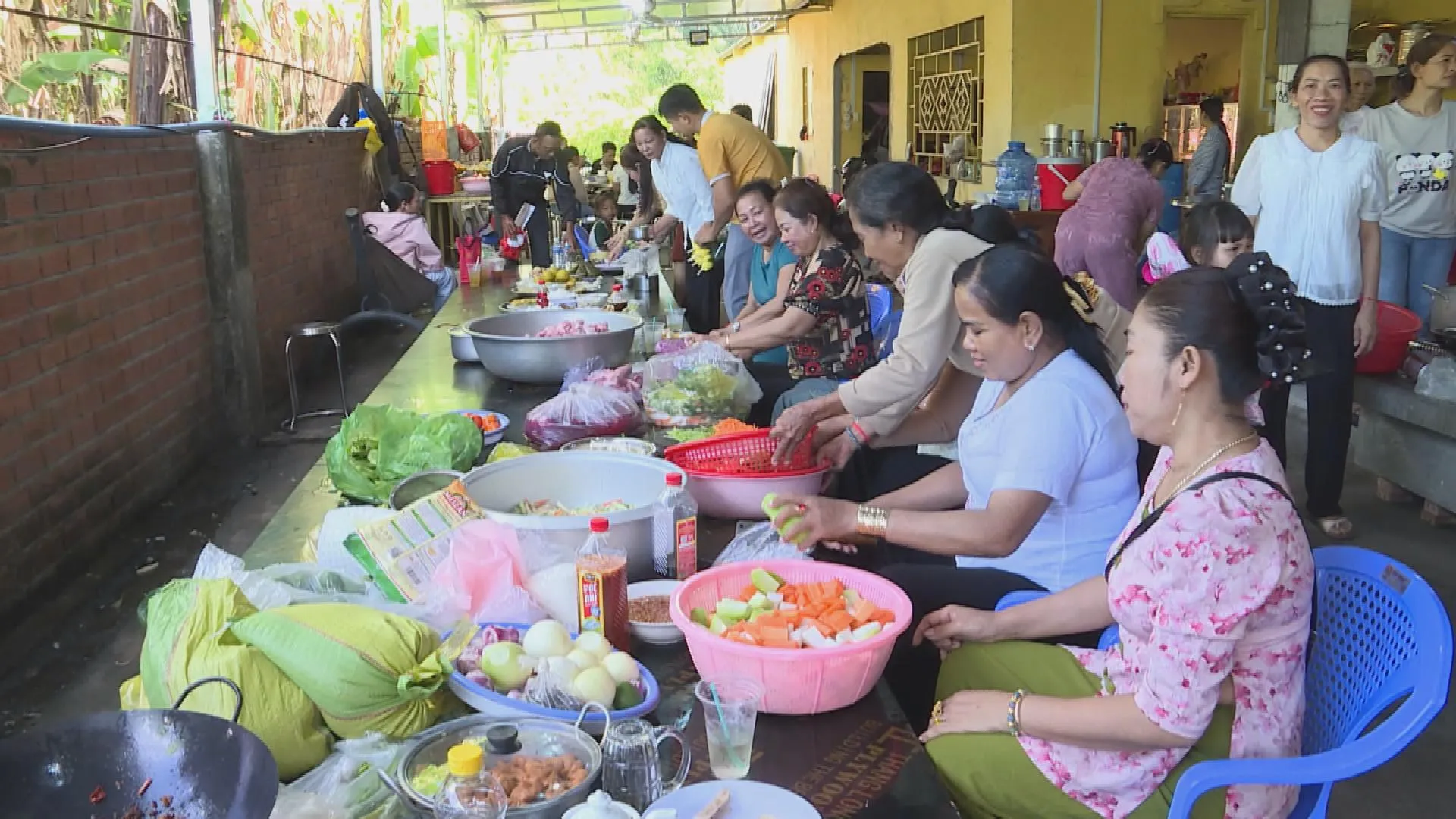 Đồng bào Khmer tại Phú Giáo thực hiện các nghi thức truyền thống trong dịp lễ Sene Dolta, gìn giữ bản sắc văn hóa dân tộc  - Ảnh 2.