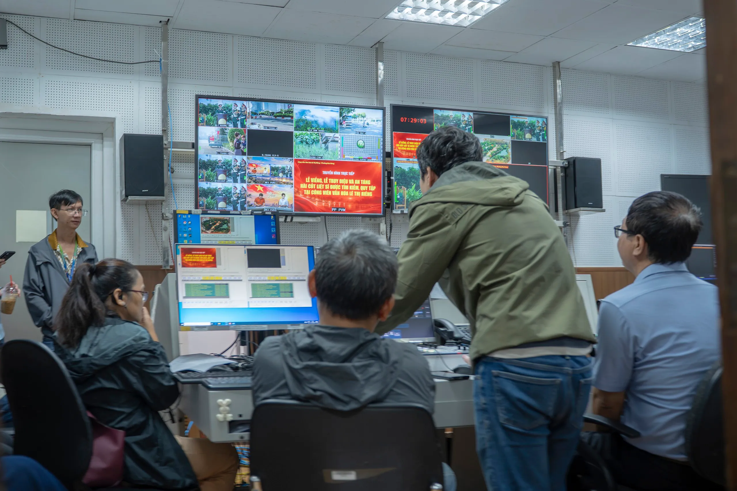 Ekip HTV hoàn thành chương trình truyền hình trực tiếp lễ truy điệu 731 hài cốt liệt sĩ - Ảnh 25.
