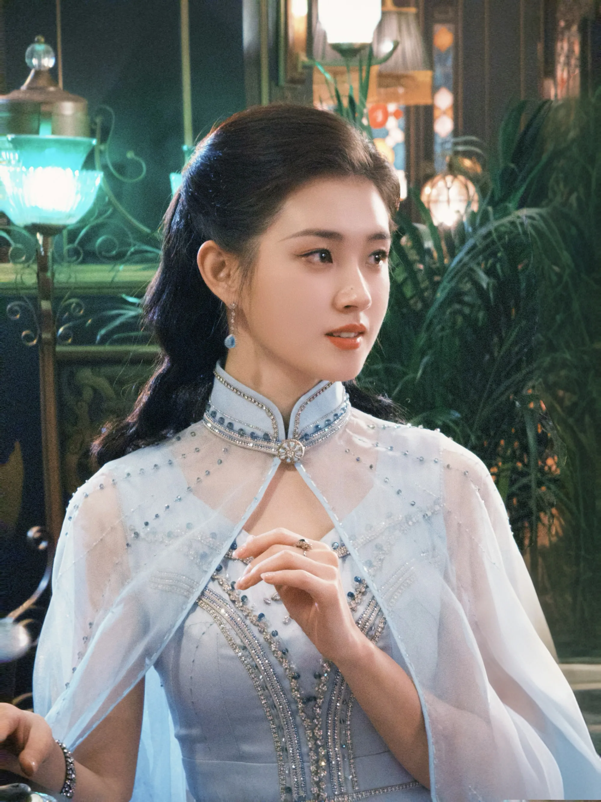 Visual xinh đẹp, toát lên nét kiêu kỳ, sang trọng đúng chuẩn tiểu thư nhà giàu