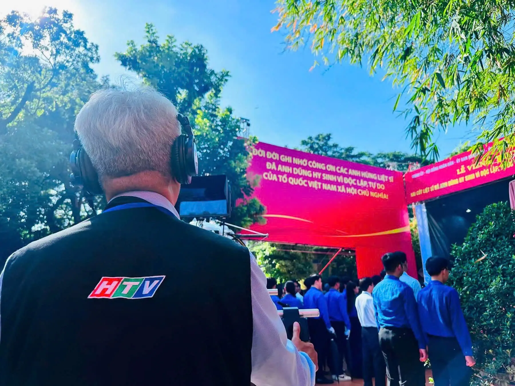 Phía sau chương trình truyền hình trực tiếp là quá trình chuẩn bị, phối hợp và tinh thần trách nhiệm của tập thể ekip HTV
