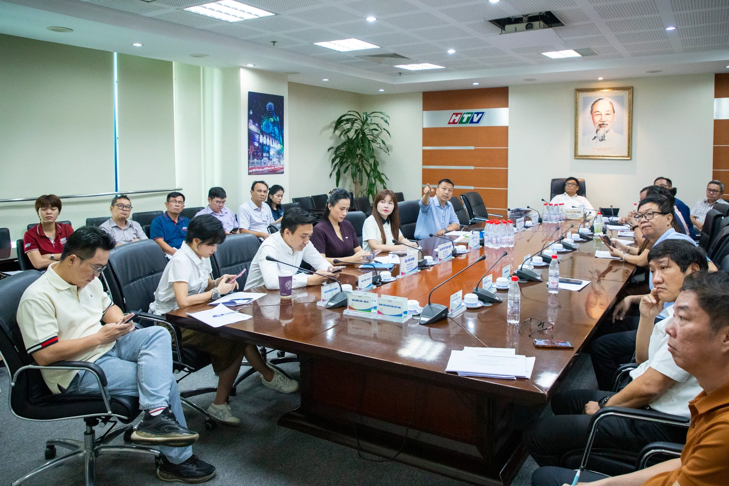 Ekip HTV hoàn thành chương trình truyền hình trực tiếp lễ truy điệu 731 hài cốt liệt sĩ - Ảnh 2.