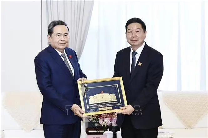 Chủ tịch Quốc hội Trần Thanh Mẫn tặng quà lưu niệm Bí thư Thành uỷ Diên An Vương Hải Bằng. Ảnh: Doãn Tấn/TTXVN