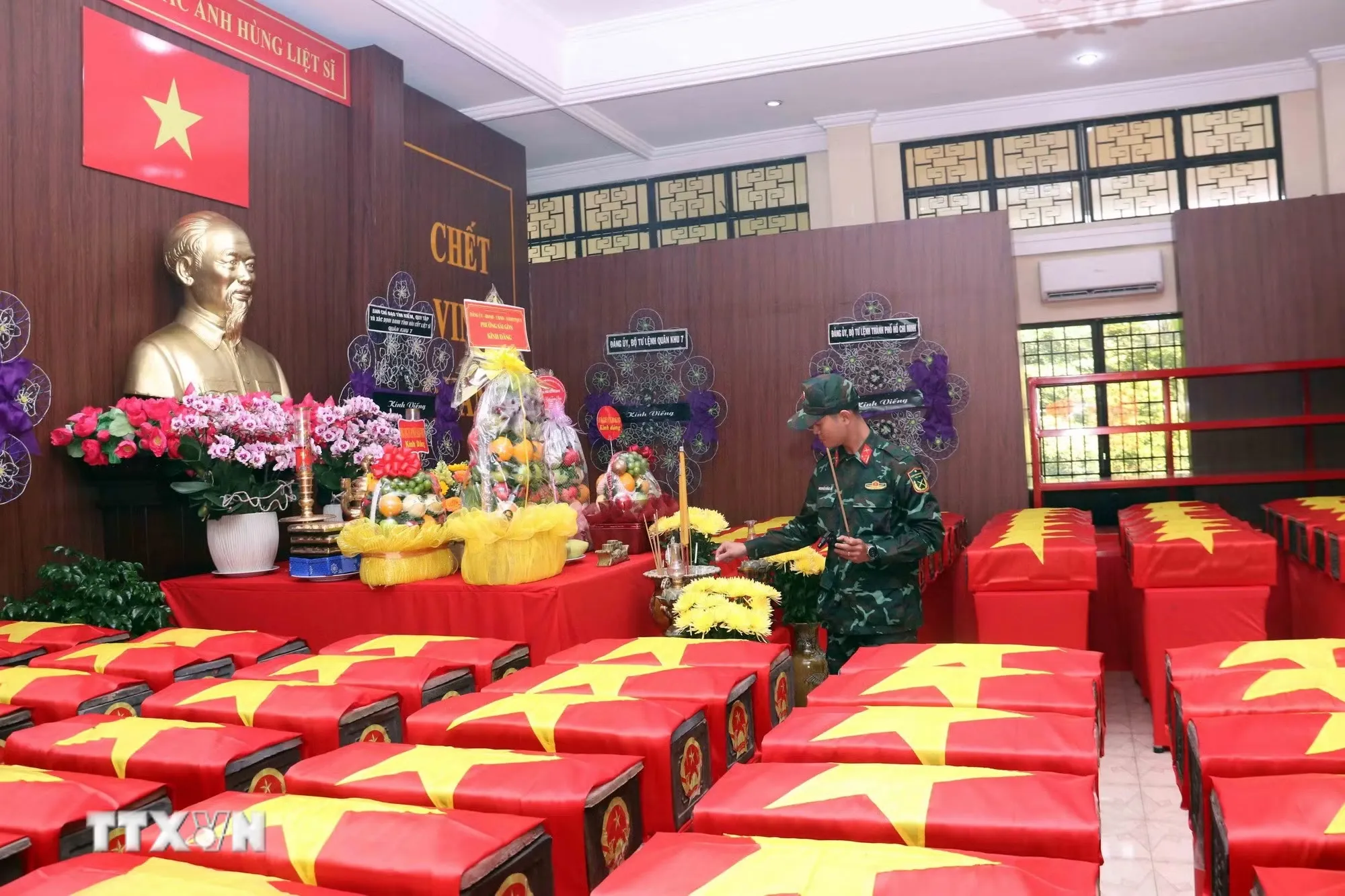 ttxvn_chien-dich-500-ngay-dem-nguoi-dan-thanh-pho-ho-chi-minh-tim-ve-coi-nguon-voi-su-tri-an-8903844-2.jpg
