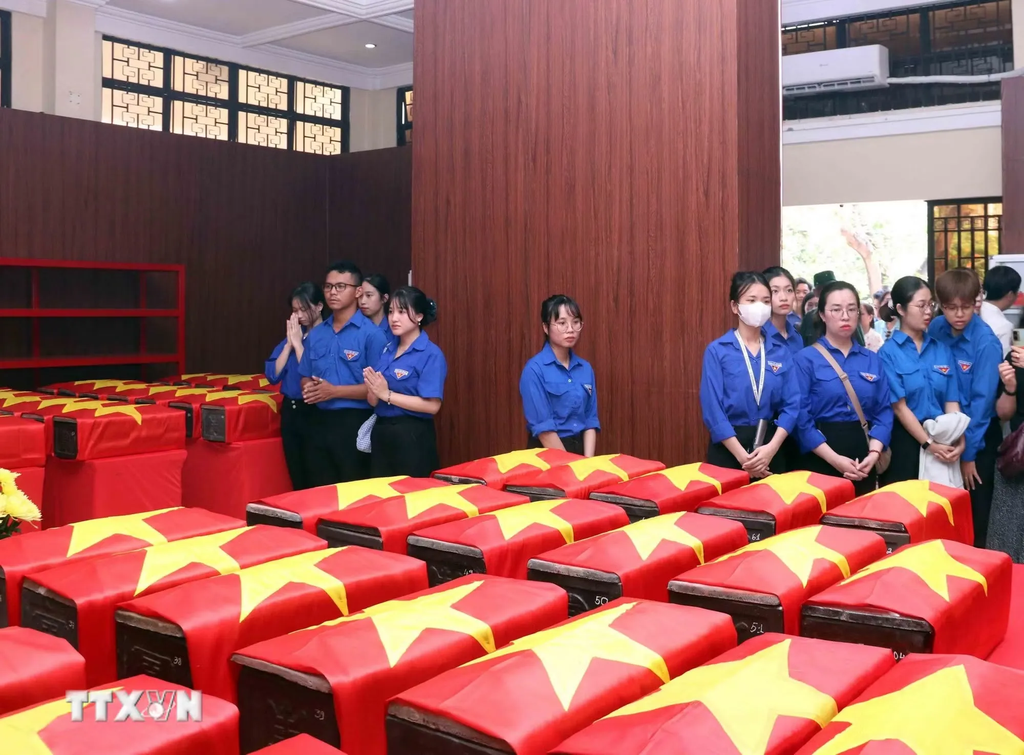 ttxvn_chien-dich-500-ngay-dem-nguoi-dan-thanh-pho-ho-chi-minh-tim-ve-coi-nguon-voi-su-tri-an-8903844-6.jpg