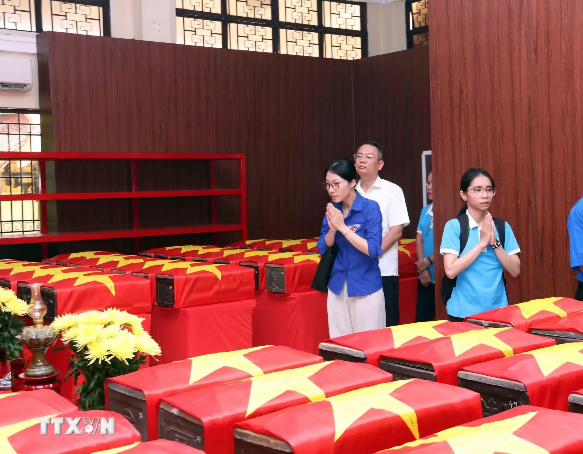 ttxvn_chien-dich-500-ngay-dem-nguoi-dan-thanh-pho-ho-chi-minh-tim-ve-coi-nguon-voi-su-tri-an-8903844-5.jpg