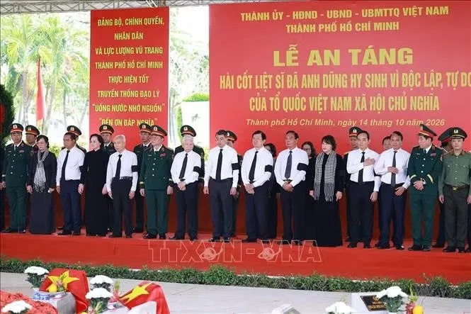 Thủ tướng Lê Minh Hưng cùng các lãnh đạo, nguyên lãnh đạo Đảng, Nhà nước dự lễ an táng hài cốt liệt sĩ được tìm kiếm, quy tập tại Công viên văn hóa Lê Thị Riêng về Nghĩa trang liệt sĩ Thành phố Hồ Chí Minh. Ảnh: Dương Giang/TTXVN