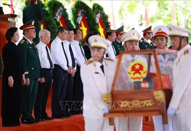 Thủ tướng Lê Minh Hưng cùng lãnh đạo, nguyên lãnh đạo Đảng, Nhà nước dự lễ an táng hài cốt liệt sĩ được tìm kiếm, quy tập tại Công viên văn hóa Lê Thị Riêng về Nghĩa trang liệt sĩ Thành phố Hồ Chí Minh. Ảnh: Dương Giang/TTXVN