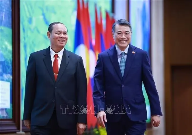 Thủ tướng Lê Minh Hưng và đồng chí Vilay Lakhamfong, Thường trực Ban Bí thư Trung ương Đảng Nhân dân Cách mạng Lào. Ảnh: Dương Giang/TTXVN