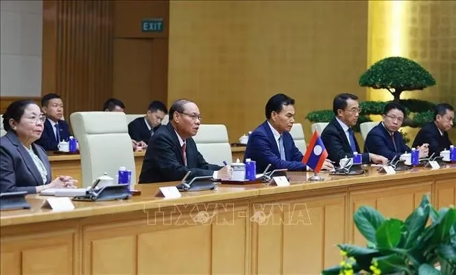 Thủ tướng Lê Minh Hưng hội kiến đồng chí Vilay Lakhamfong, Thường trực Ban Bí thư Trung ương Đảng Nhân dân Cách mạng Lào. Ảnh: Dương Giang/TTXVN