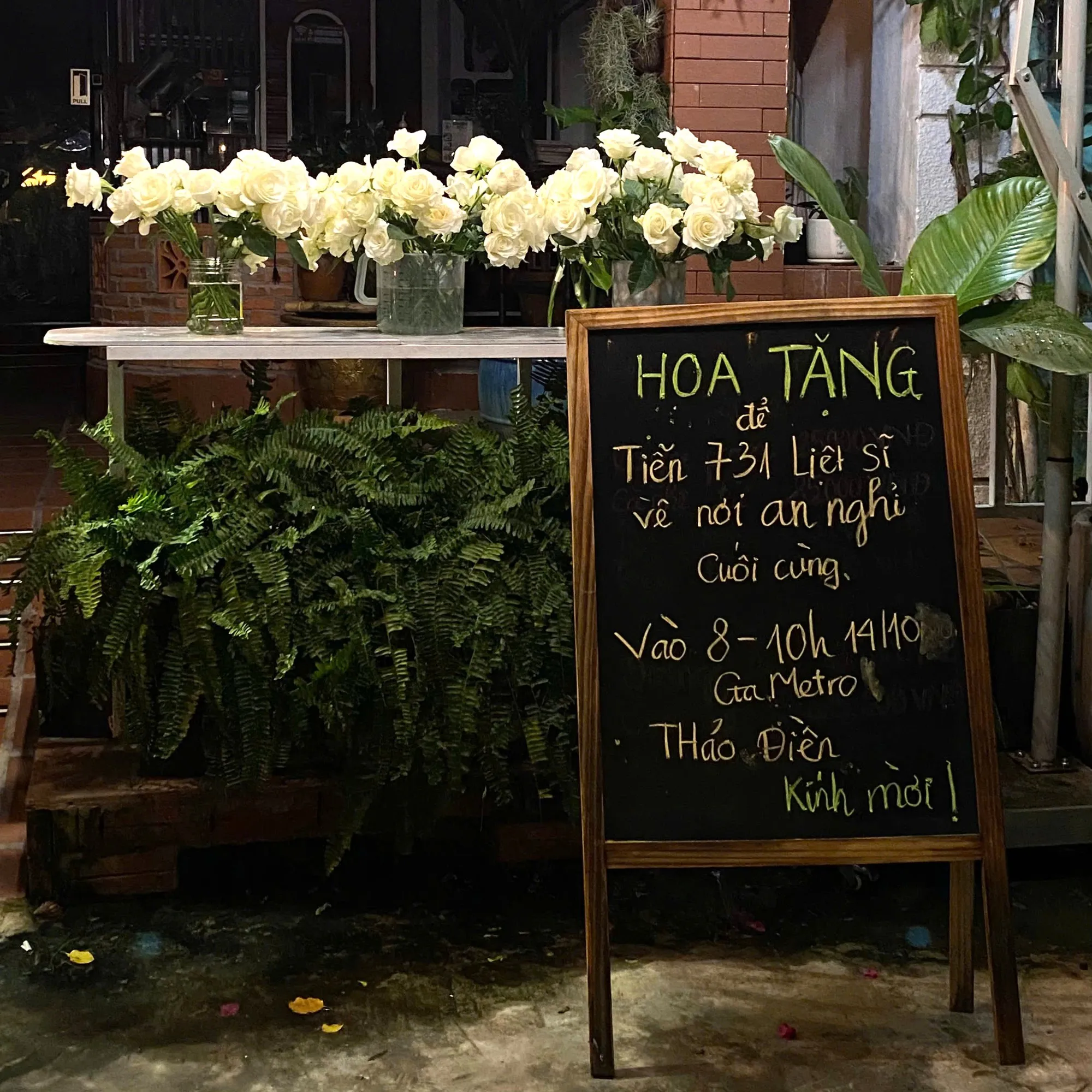 Khoảng 100 cành hoa trắng được một quán cà phê trên đường Quốc Hương, phường An Khánh chuẩn bị để tặng miễn phí người dân, gửi gắm lòng tri ân đến 731 liệt sĩ.