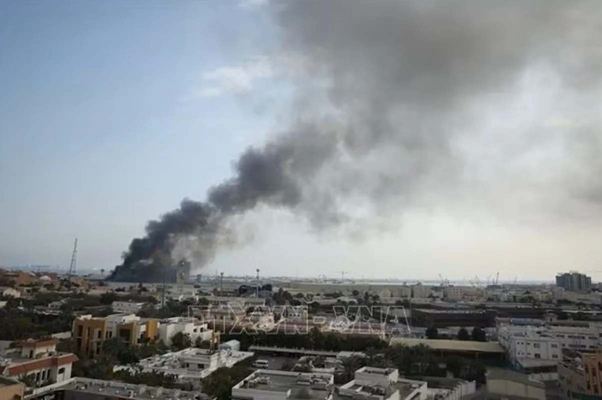 Khói bốc lên sau khi tên lửa Iran đánh trúng trụ sở Hạm đội 5 của Hải quân Mỹ tại Manama, Bahrain - Ảnh AA TTXVN